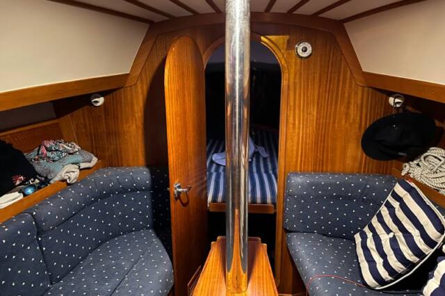 Camarote interior del yate Navega en Galicia