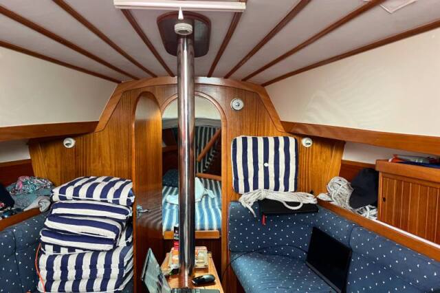 Camarote interior del yate Navega en Galicia