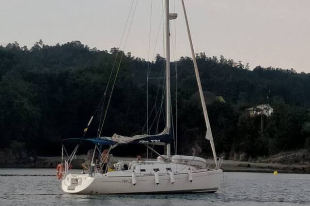 Amigos navegando en yate con Navega en Galicia