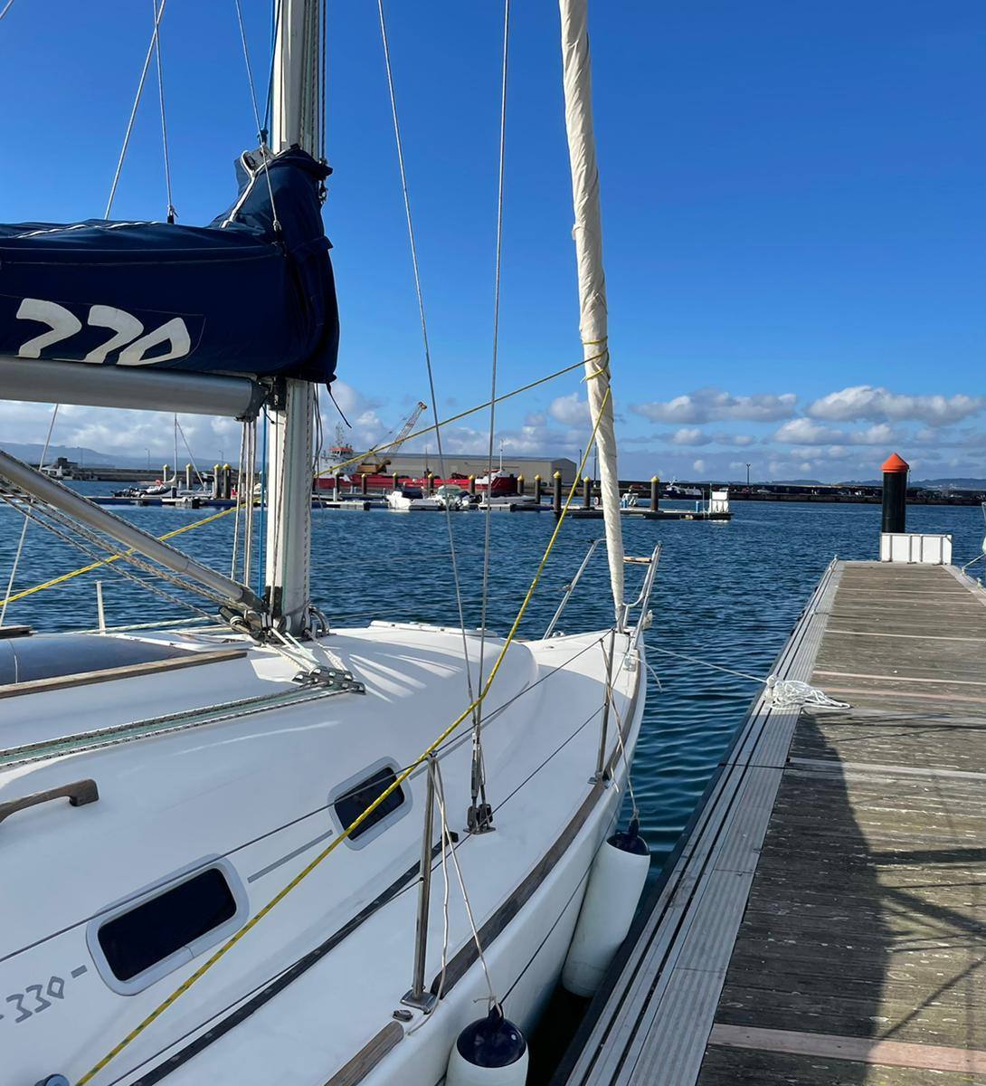 Yate crucero Navega en Galicia