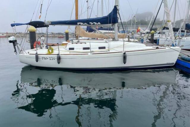 Yate Navega en Galicia en puerto