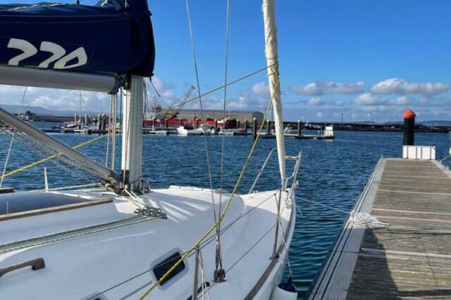 Yate amarrado en puerto Navega en Galicia