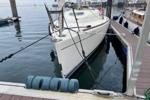 Yate amarrado en puerto de Navega en Galicia